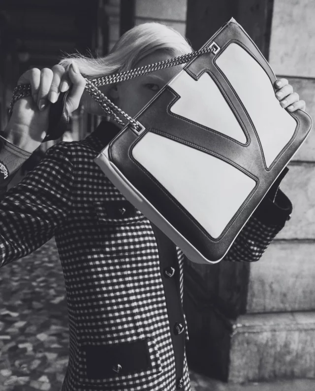 Aktuell im Rampenlicht: THE VIVA SUPERSTAR BAG!
Shop now- die angesagte Kollektion von Valentino bei @michael.meyer.stores