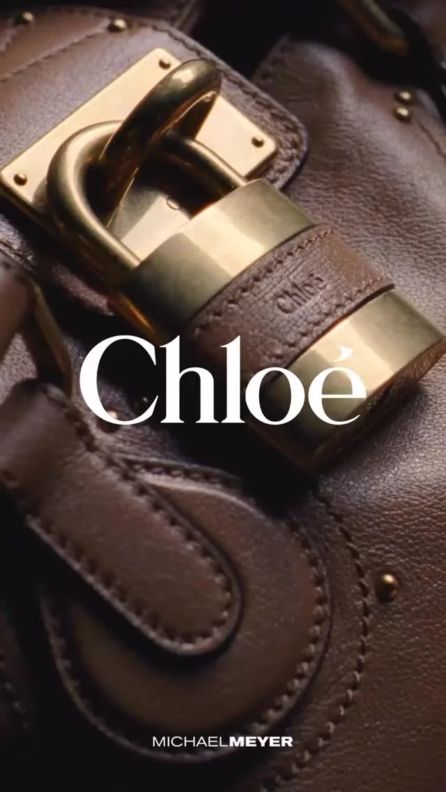 THE FIRST IT-BAG IS BACK!
Die Paddington Bag von Chloé feiert ihr Comeback!
Wie keine andere verkörpert sie die lässige Eleganz und Coolness der Pariser Chloé-Girls. Zeitlos, begehrt und jetzt in unseren Michael Meyer Stores!
#paddingtonbag #michaelmeyerstores #itbag #shopnow