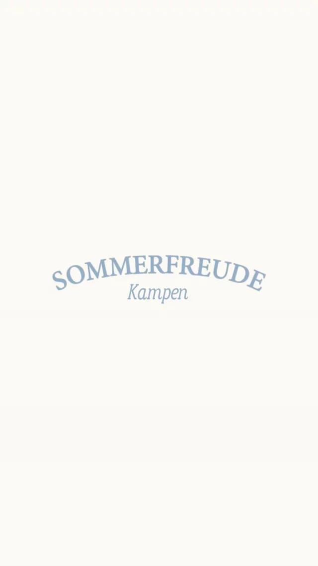 Morgen ist es wieder soweit! 🌊

Am Sonntag, den 26. Juli 2026 laden Inga Griese und Michael Meyer bereits zum vierten Mal in Folge zum Sommerfreude-Event auf den Strönwai in Kampen ein.

Freuen Sie sich auf inspirierende Fashion-Talks, spannende Künstler:innen, entspannte Musik und echte Sommerstimmung. Entdecken Sie neue Brands, genießen Sie besondere Highlights und lassen Sie sich von vielen Überraschungen begeistern.

12:00-17:00 Uhr 
Strönwai / Kampen - See you there!

@inga_griese #sommerfreude #michaelmeyerstores #kampen #sylt
